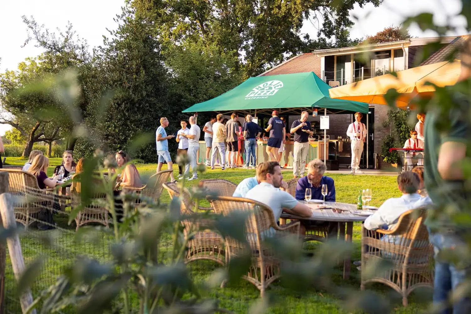 Holie Pizza op bedrijfsevenement in de zomer met gasten in de tuin