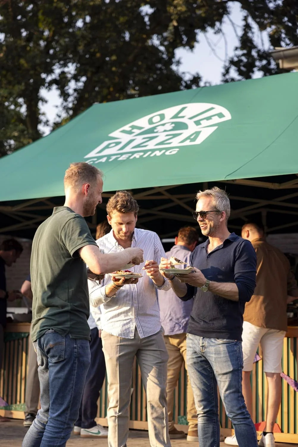 De mobiele pizzakeuken van Holie Pizza opgebouwd op locatie