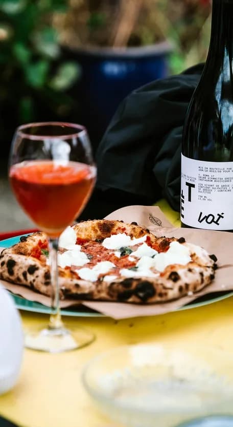 versgebakken pizza margherita met glas wijn