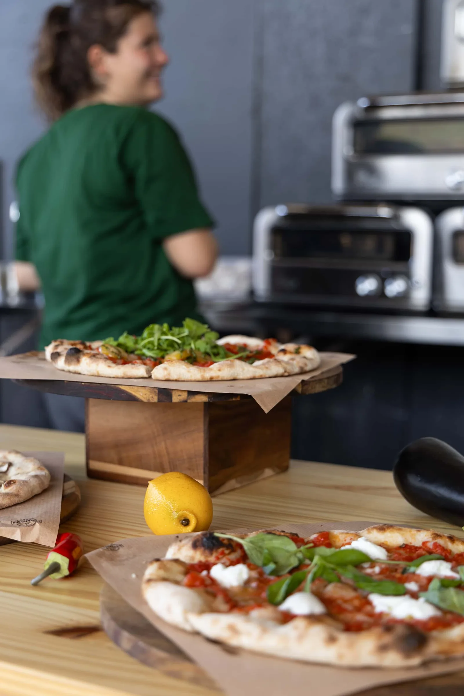 Versgebakken pizza's in slices voor de gasten